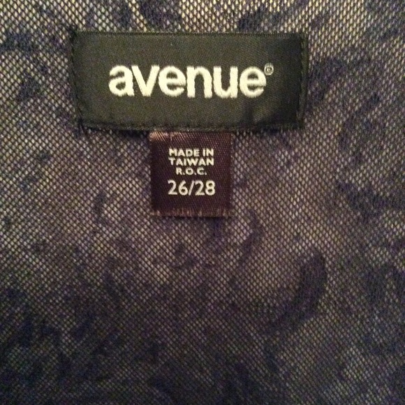 Avenue    Fancy Print   Stretch Lace Blouse 🌹 EUC - Picture 2 of 5